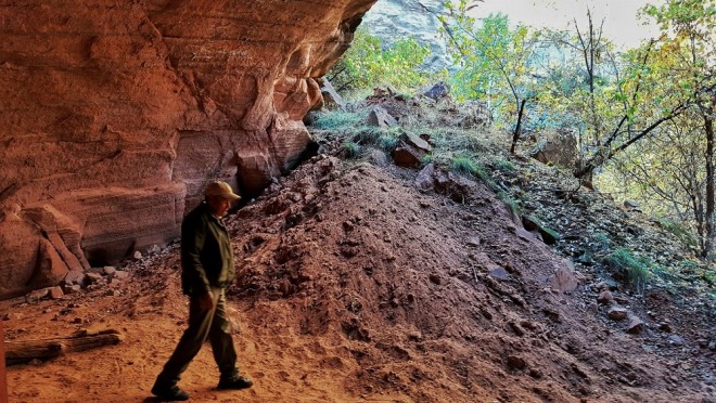 Jim walks in a circle in the alcove, illustrating Anasazi tradition. Image by Beth Santos, taken on a Samsung Galaxy S6 edge+ device.